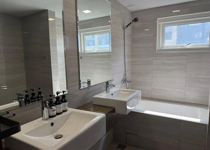 Luxury Spacious 3bedrooms With Maid's Bunkbed Massage Chair Bayview Free Pool & Parking Near Okada Airports Moa Solaire Apartment Manila