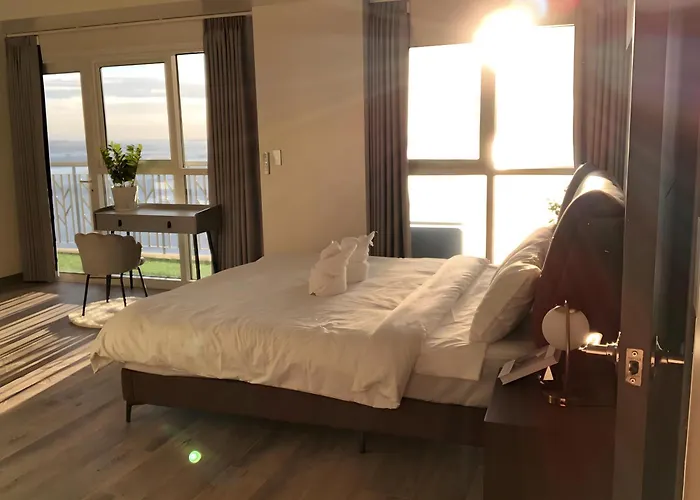 Luxury Spacious 3bedrooms With Maid's Bunkbed Massage Chair Bayview Free Pool & Parking Near Okada Airports Moa Solaire Apartment Manila