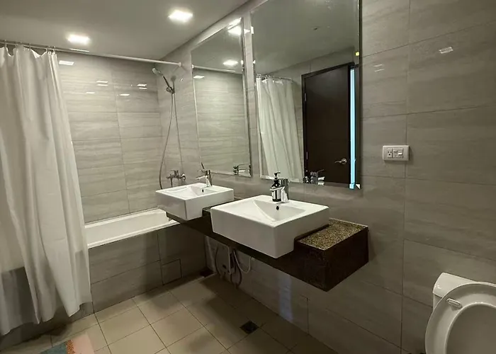 Luxury Spacious 3bedrooms With Maid's Bunkbed Massage Chair Bayview Free Pool & Parking Near Okada Airports Moa Solaire Apartment
