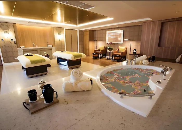 Luxury Spacious 3bedrooms With Maid's Bunkbed Massage Chair Bayview Free Pool & Parking Near Okada Airports Moa Solaire *